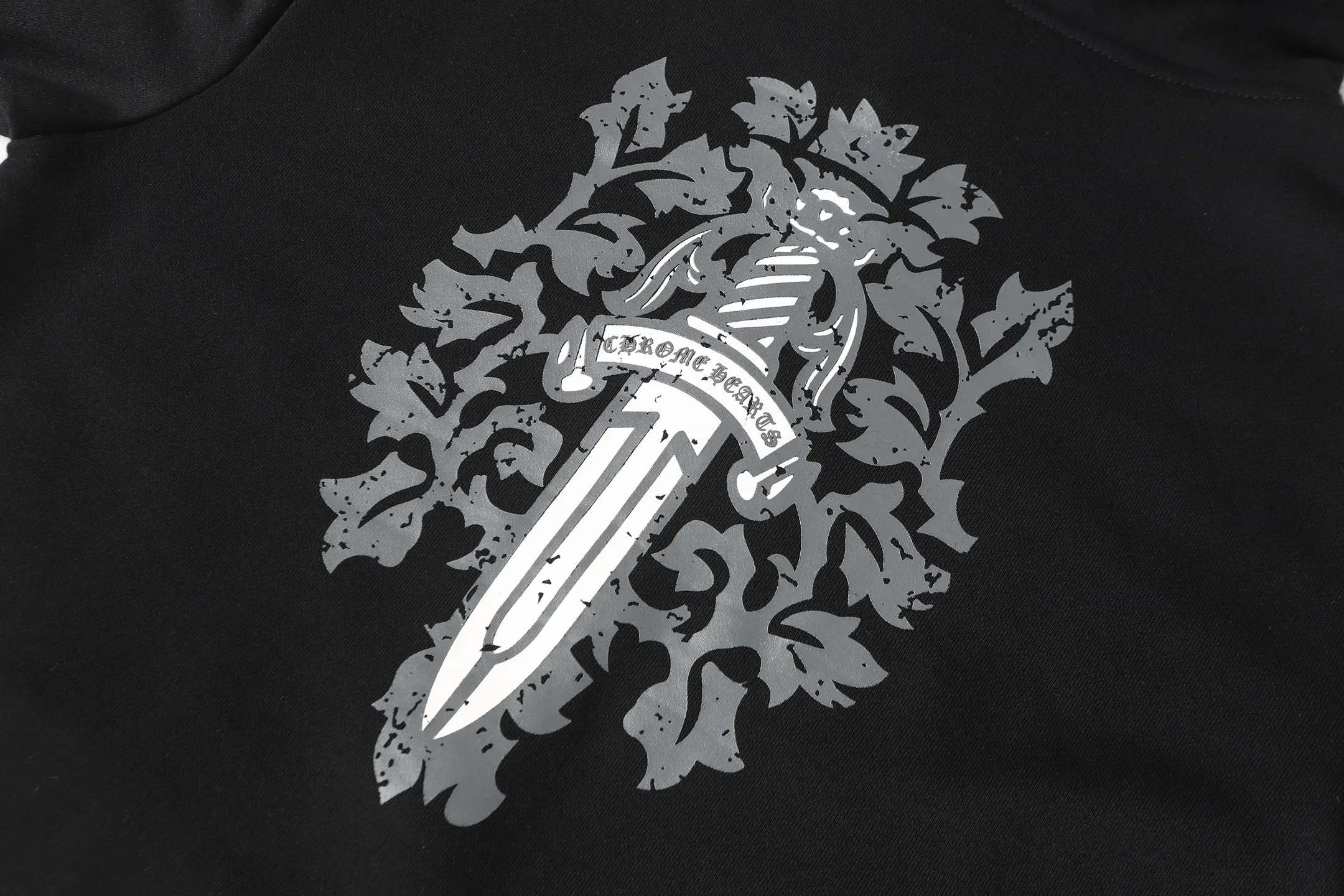 P250 K01 cross-border model, please do not place an order if you pursue quality - Chrome Hearts/Chrome Hearts Big Sword🗡️ Printed zipper sweatshirt cardigan jacket - High weight, high density and high quality. The wool is soft, delicate and skin-friendly. Soft and silky to the touch. Warmth and skin-friendly. - Custom-woven and dyed with no color difference. No matter the fabric or workmanship details, it beats the ordinary version on the market. - Hardware zipper accessories are all customized, full of details - Color: black -Size: S M L XL
